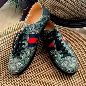 Gucci limited edition bumblebee print shoes